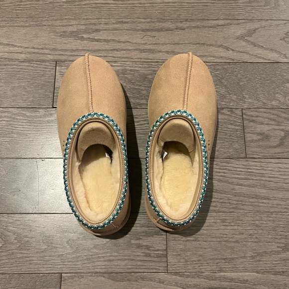 Ugg Tasman II Slipper  Color: Driftwood / White Pepper  big kids size - Picture 7 of 11